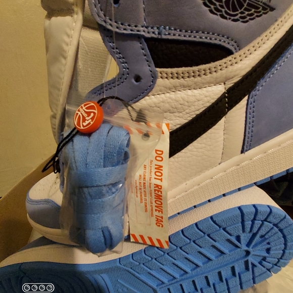 Air Jordan 1 Retro High OG - Picture 3 of 4